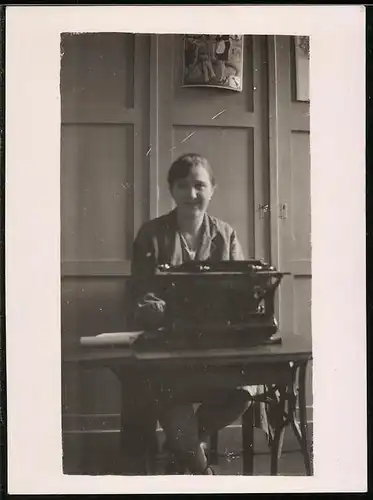 Fotografie Sekretärin bei der Arbeit an Schreibmaschine sitzend 1928
