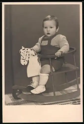 Fotografie Otto K. Teschner, Kyritz, Baby im Schaukelpferd-Stuhl sitzend