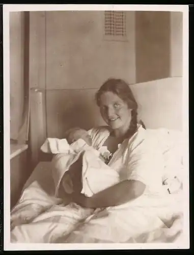 Fotografie Mutterglück, Mutter mit neugeborenem Baby im Bett liegend
