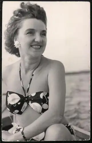 Fotografie Bademode, Frau im Bikini im Ruderboot sitzend