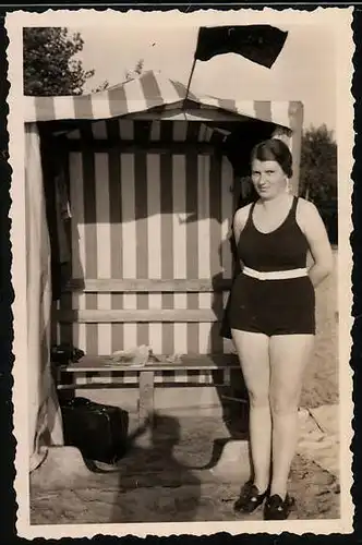 Fotografie Bademode, Vollschlanke Frau im Badeanzug nebst Strandkorb