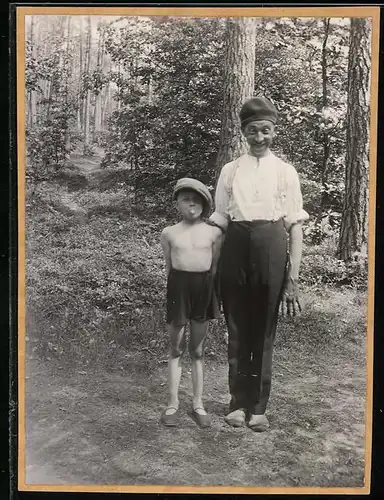 Fotografie Vater und Sohn schneiden Grimassen
