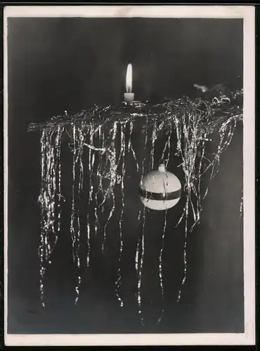 Fotografie Weihnachten, Weihnachtsbaum-Zweig mit Lametta & runtergebrannter Kerze
