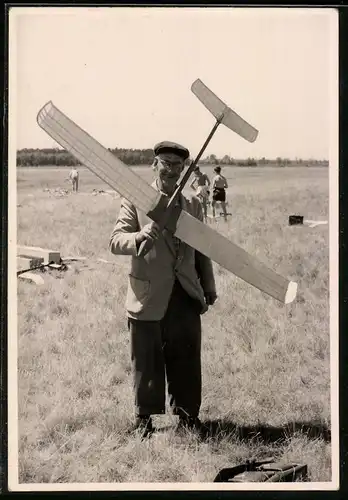 Fotografie Wegert, Berlin, Modell-Segelflug, betagter Herr mit Segelflugzeug-Modell