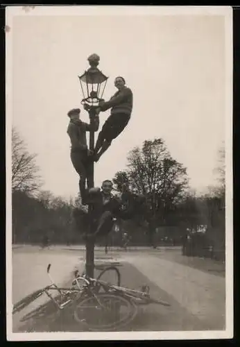 Fotografie Burschen klettern auf eines Gaslaterne in Berlin