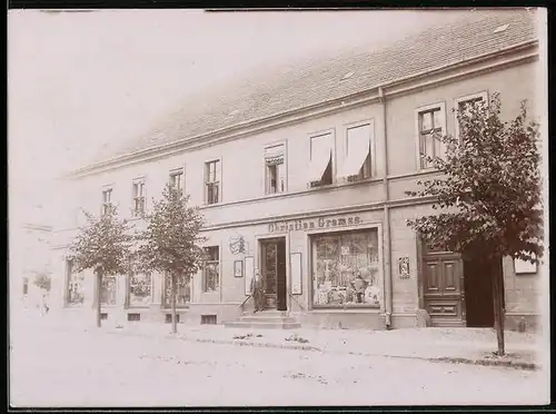 Fotografie unbekannter Fotograf, Ansicht Singen, Drogerie von Christian Gramss, Rückseitig Handschrift des Inhaber's