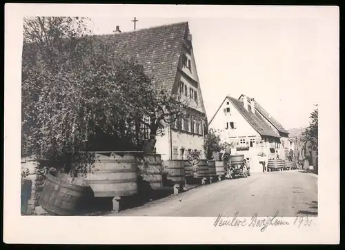 Fotografie unbekannter Fotograf, Ansicht Bergheim, Weinlese, Fässer voller Weintrauben stehen in der Strasse