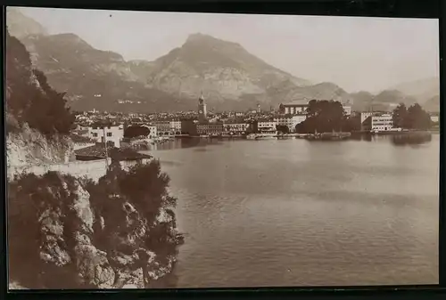 Fotografie G. Negri, Ansicht Riva del Garda, Panorama der Ortschaft