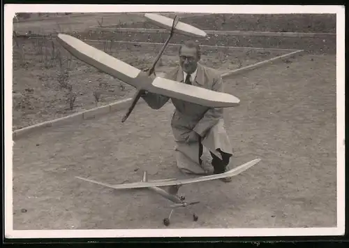 Fotografie Modell-Segelflug, Herr mit Flugzeug-Modell Segelflugzeug