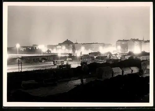 Fotografie unbekannter Fotograf, Ansicht Berlin, Zonengrenze bei Nacht illuminiert