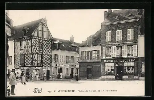 AK Chateau-Renard, Place de la Republique et Vieille Maison
