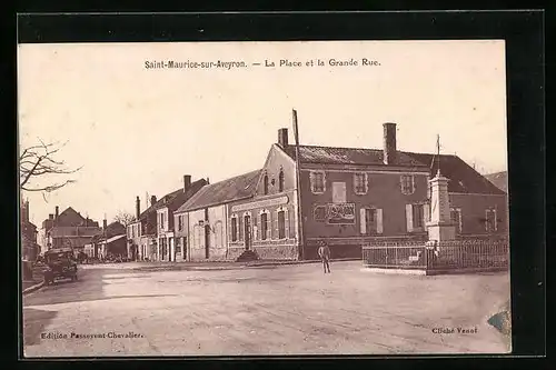 AK Saint-Maurice-sur-Aveyron, La Place et la Grande-Rue