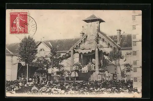 AK Combreux, La Grand Messe au Reposoir devant le Chateau