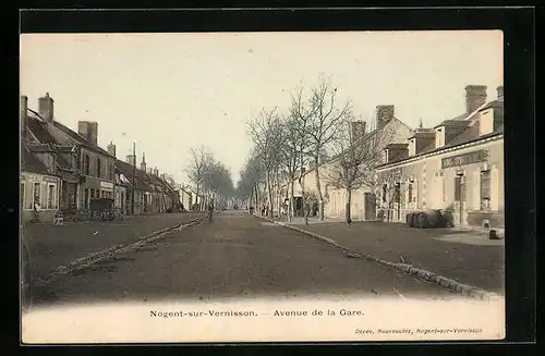 AK Nogent-sur-Vernisson, Avenue de la Gare