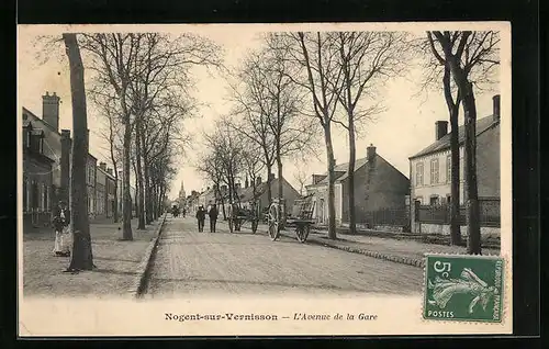 AK Nogent-sur-Vernisson, L`Avenue de la Gare