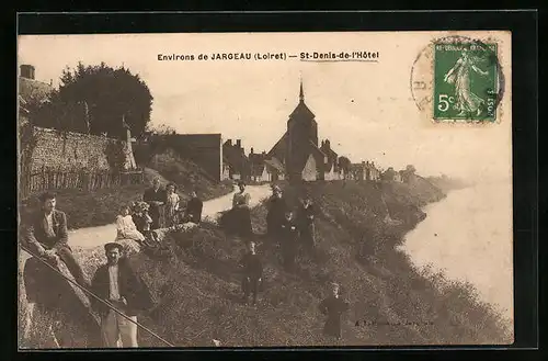 AK St-Denis-de-l`Hotel, Strasse am Wasser in den Ort mit Bürgern