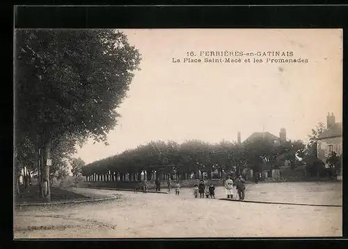 AK Ferrières-en-Gatinais, La Place Saint-Mace et les Promenades