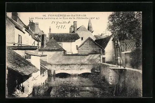 AK Ferrières-en-Gatinais, Les Vieux Lavoirs et la Rue de la Pecherie