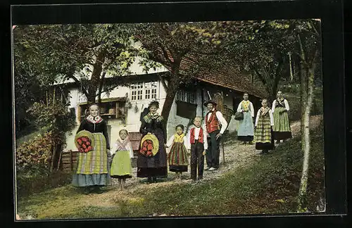 AK Familie posiert in Schwarzwälder Tracht