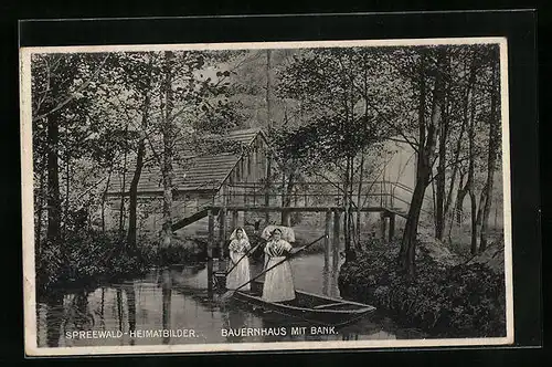 AK Spreewälder Frauen in Trachten fahren Kahn an Bauernhaus vorbei