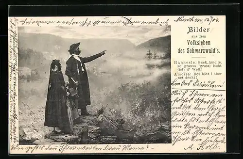 AK Mann zeigt seiner Begleiterin in Schwarzwälder Tracht etwas