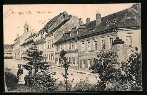 AK Königsbrück, Schlossstrasse mit Schuhwaren-Lager und Glaserei