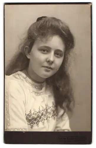Fotografie Gustav Rasch, Schleswig, Stadtweg 32, Nahaufnahme eines jungen Mädchens mit offenem Haar