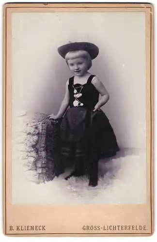 Fotografie B. Kliemeck, Gross-Lichterfelde, Kleines, blondes Mädchen im modischen Kostüm