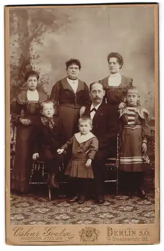 Fotografie Oskar Götze, Berlin, Dresdenerstrasse 135, Familienfoto in Sonntagskleidung