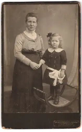 Fotografie A. Schneider, Berlin-Tempelhof, Borussiastrasse 19, Frau mittleren Alters mit ihrer Tochter