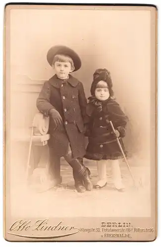 Fotografie Otto Lindner, Berlin, Königstrasse 30, Junges Geschwisterpaar in edlen Wintermänteln