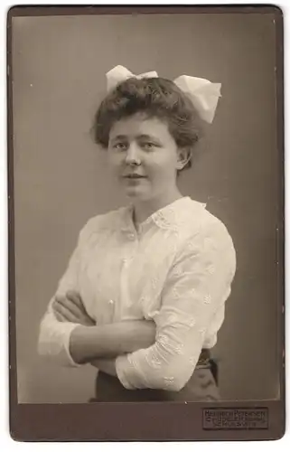 Fotografie Heinrich Petersen, Schleswig, Stadtweg 34, Jugendliche in weisser Bluse mit Schleife im Haar