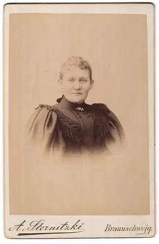 Fotografie A. Sternitzki, Braunschweig, Frau jungen Alters mit angewidertem Gesichtsausdruck, Clara Blumenberg