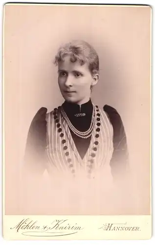 Fotografie Möhlen & Knirim, Hannover, Georgplatz, Junge Dame im samtigen Kleid mit prächtiger Perlenhalskette