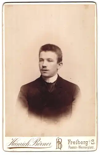 Fotografie Heinrich Börner, Freiberg, Poststrasse, Jugendlicher mit dünnem Moustache und überraschtem Gesichtsausdruck