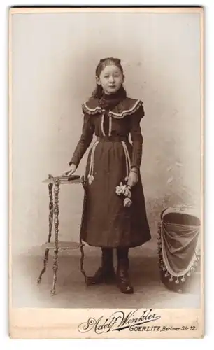 Fotografie Adolf Winkler, Görlitz, Berliner-Strasse 12, Mädchen im feinen Kleid mit Rosen