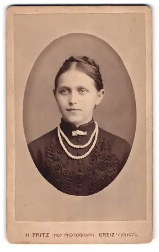 Fotografie H. Fritz, Greiz, Weststrasse 6, Schönes Fräulein mit Perlenkette