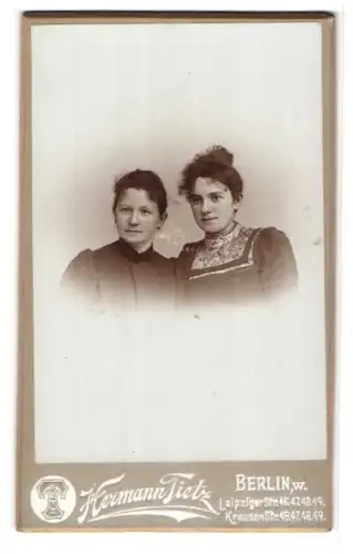 Fotografie Hermann Tietz, Berlin, Leipziger-Strasse 46-49, Hübsches Fräulein mit Mutter
