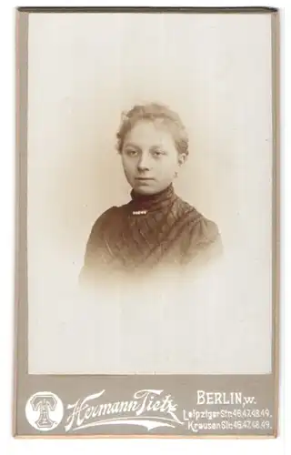 Fotografie Hermann Tietz, Berlin, Krausen-Strasse 46, Junge Frau im schwarzen Kleid