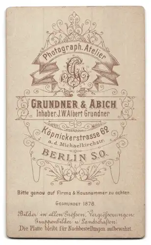 Fotografie Grundner & Abich, Berlin, Köpenicker-Strasse 62, Aufmerksames Kleinkind auf Sessel