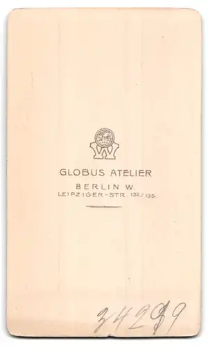 Fotografie Globus Atelier, Berlin, Leipziger-Strasse 132 /135, Betagte Dame im schwarzen Gewand