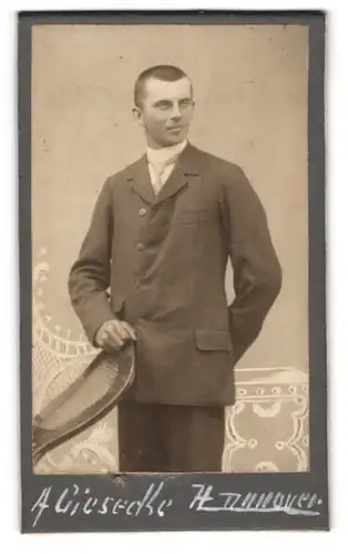 Fotografie Giesecke, Hannover, Junger Mann mit kurzen Haaren