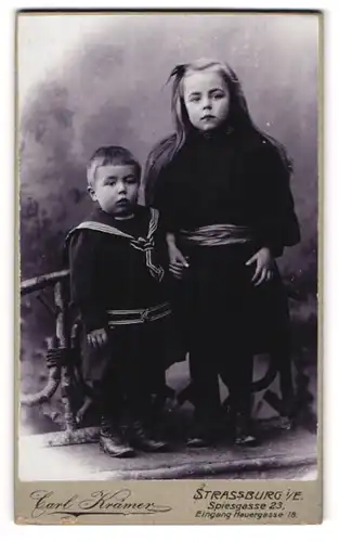Fotografie Carl Krämer, Strassburg i. E., Spiesgasse 23, Grosser Schwester mit kleinem Bruder im Matrosenanzug