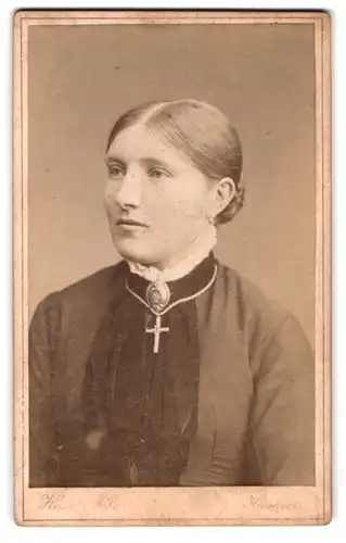 Fotografie Herm. Möbus, Hannover, Augustenstrasse 15, Gläubiges Fräulein mit Kreuzkette