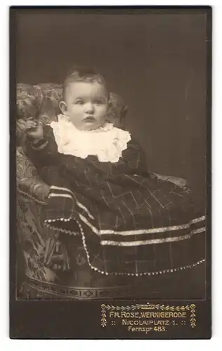 Fotografie Fr. Rose, Wernigerode, Nicolaiplatz 1, Kleinkind im karierten Kleid