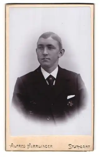 Fotografie Alfred Hirrlinger, Stuttgart, Gartenstr. 9, Charmanter Herr im Anzug mit Krawatte