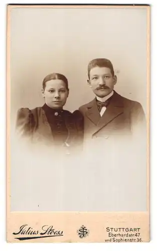 Fotografie Julius Stoess, Stuttgart, Eberhardstr. 47, Junges Paar in modischer Kleidung