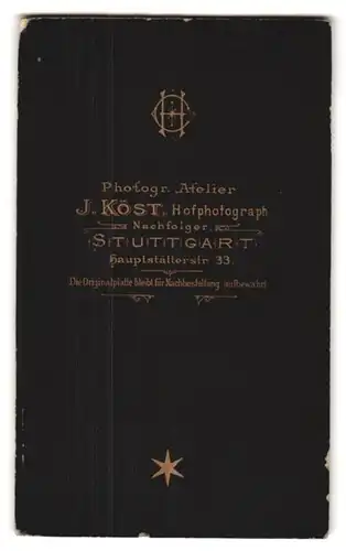 Fotografie J. Köst, Stuttgart, Hauptstätterstr. 33, Junge Dame mit Kragenbrosche und Amulett