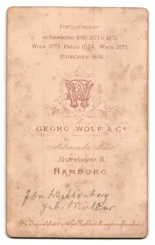 Fotografie Georg Wolf & Co., Hamburg, Alstertwiete 8, Hübsch gekleidete Dame mit Kreuzkette