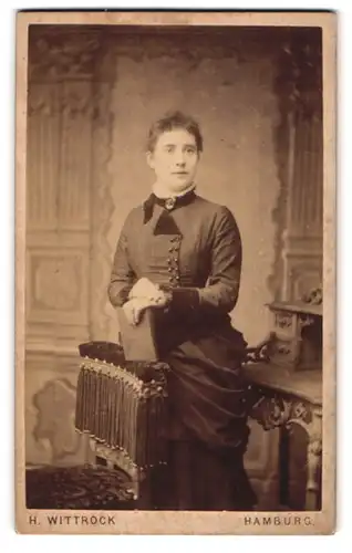Fotografie H. Wittrock, Hamburg-St. Pauli, Lagereihe 48, Junge Dame in modischer Kleidung mit Buch